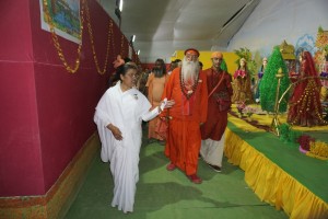 Swami Pragyanand Giri visiting Mela 